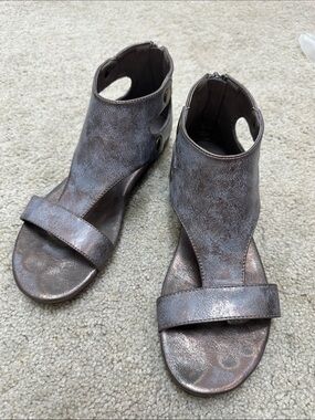 Metallic Blue-Gray-Bronze Open-Toe Sandals - Women. Size 7